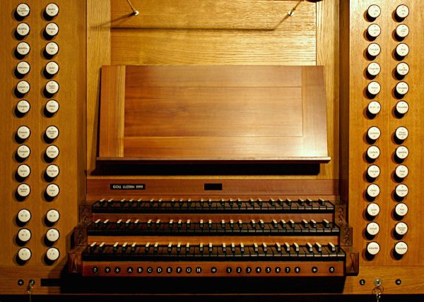 Spieltisch der Stumm/Goll-Orgel